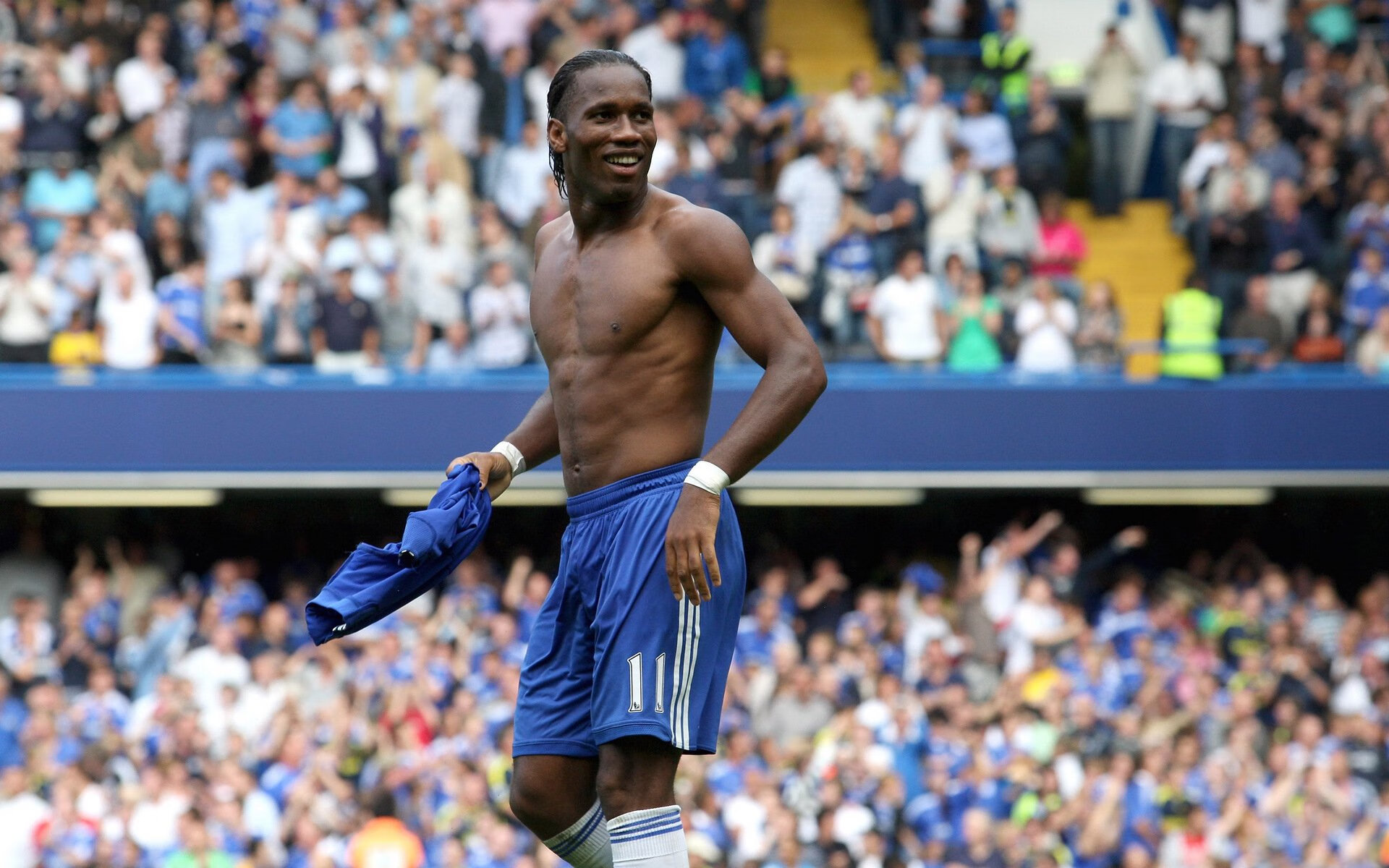 曼城头号射手阿圭罗蝉联英超金靴，赛季表现抢眼，阿圭罗在曼城球衣号码